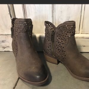 Size 10 new in box ankle booties but fit like 91/2